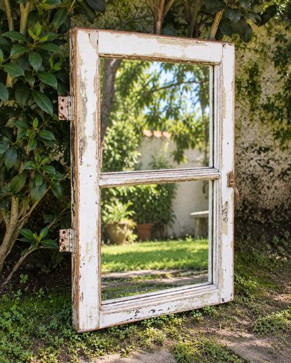 Detalle del lado izquierdo y pintura envejecida del espejo ventana antigua