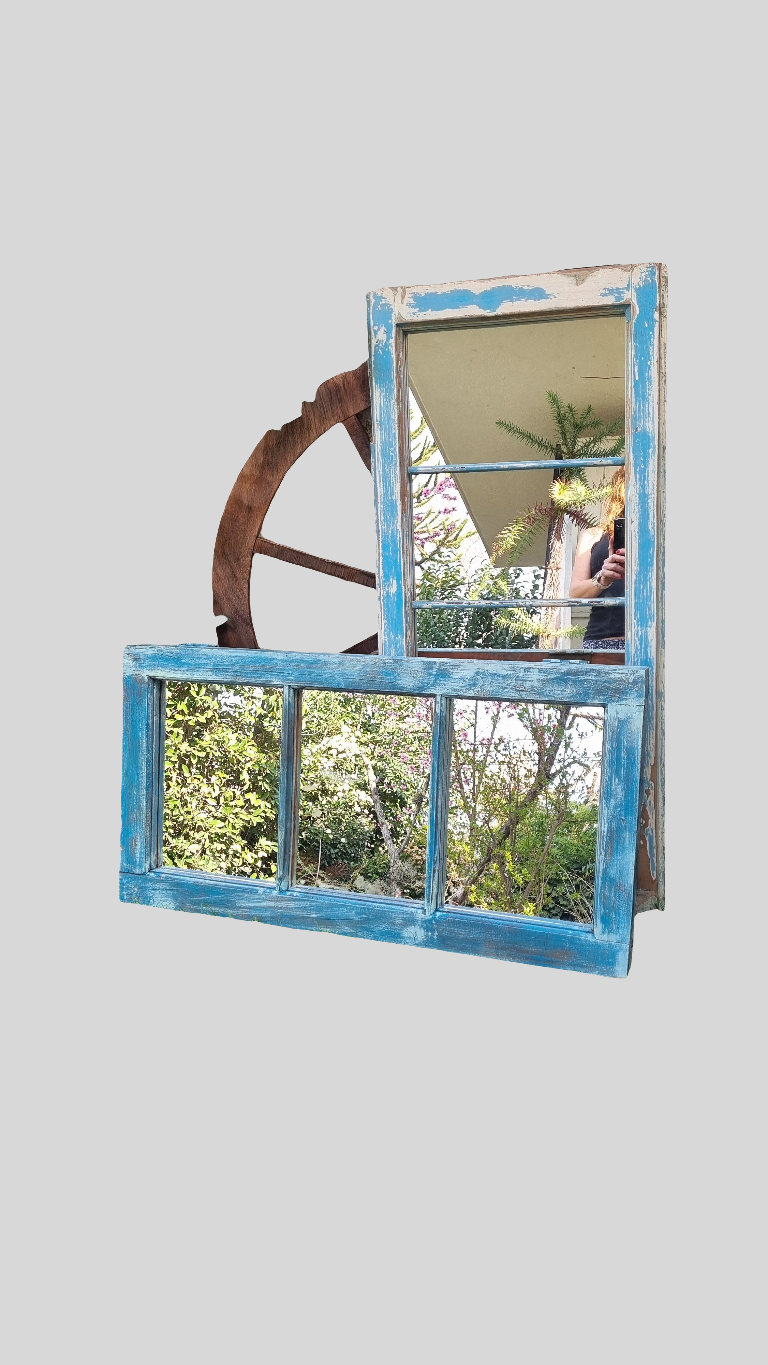 Espejos de ventanas celestes y blanco decapado.