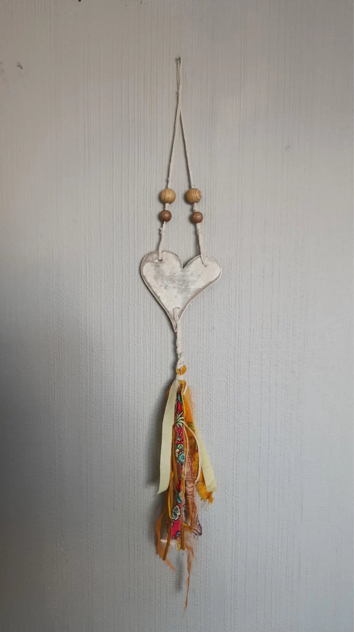 Corazones decorativos de madera reciclada