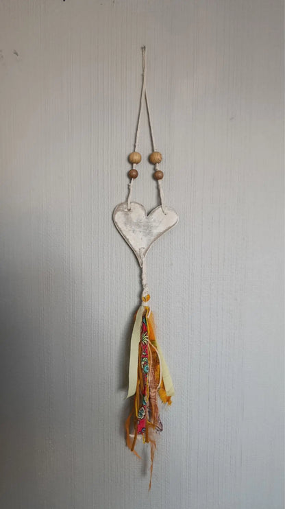 Corazones decorativos de madera reciclada