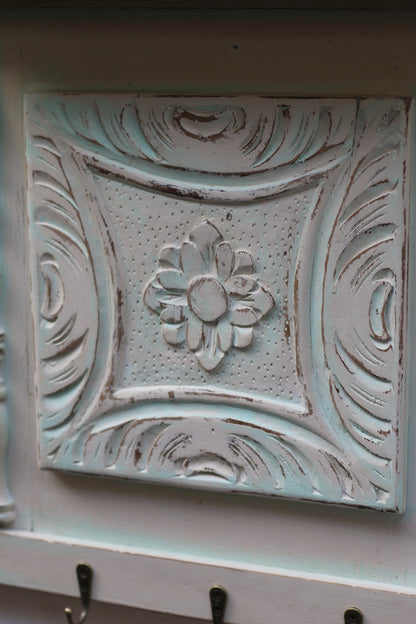 Perchero mural de puerta antigua tallada