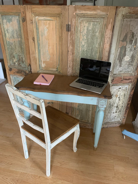 Escritorio Arrimo Vintage Celeste con Tallado y  Silla Normando