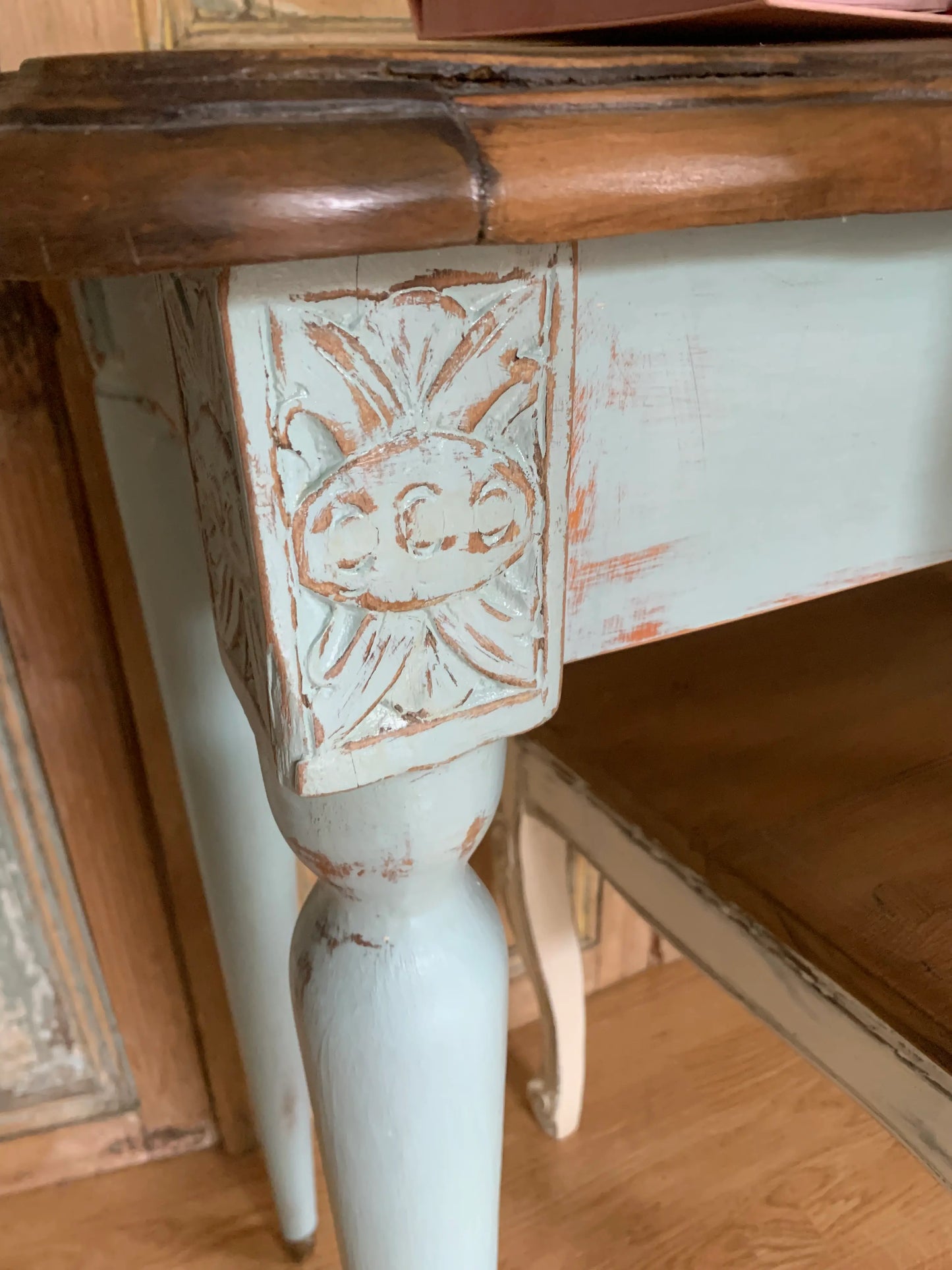 escritorio_celeste_vintage_con_tallado_detalle_sola