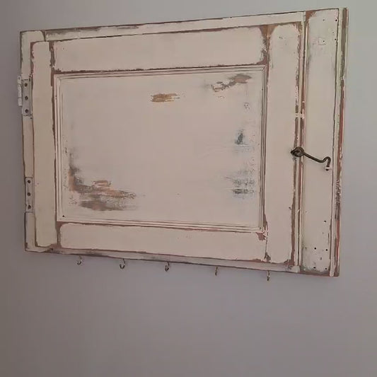 Perchero cubre automaticos hecho de postigo con puerta