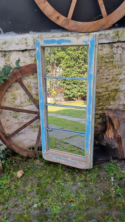 Espejos de ventanas celestes y blanco decapado.