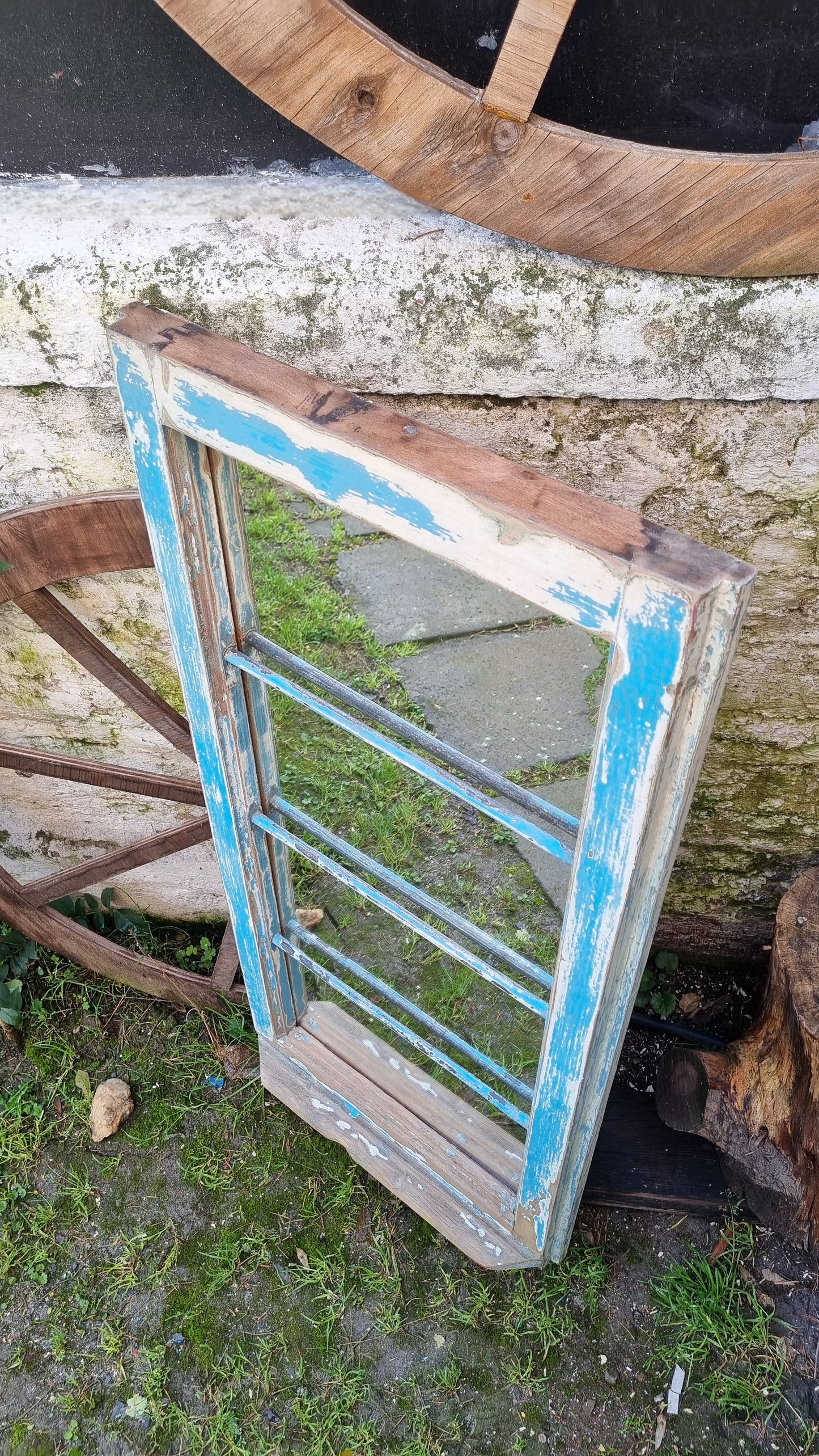 Espejos de ventanas celestes y blanco decapado.