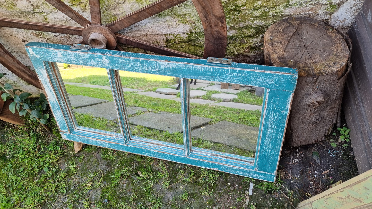 Espejos de ventanas celestes y blanco decapado.