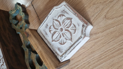 Repisa  de madera tallada