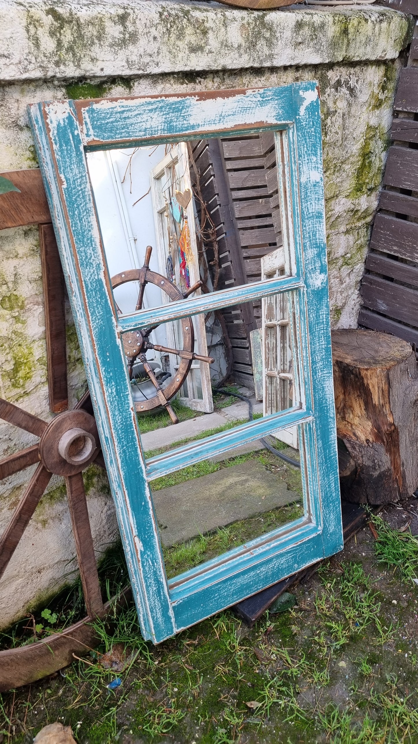 Espejos de ventanas celestes y blanco decapado.