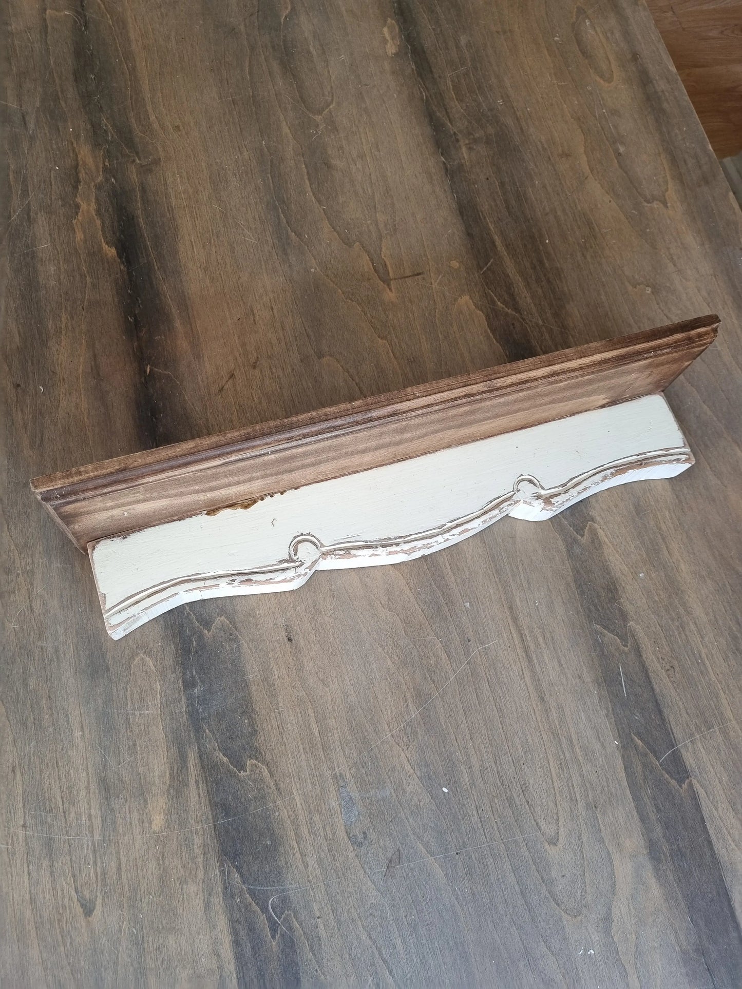 Repisa de madera tallada blanca