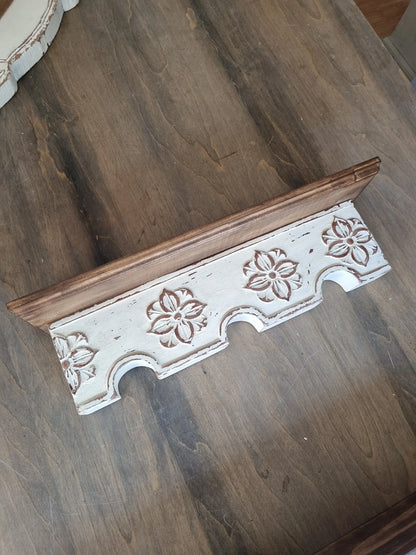 Repisa de madera tallada blanca
