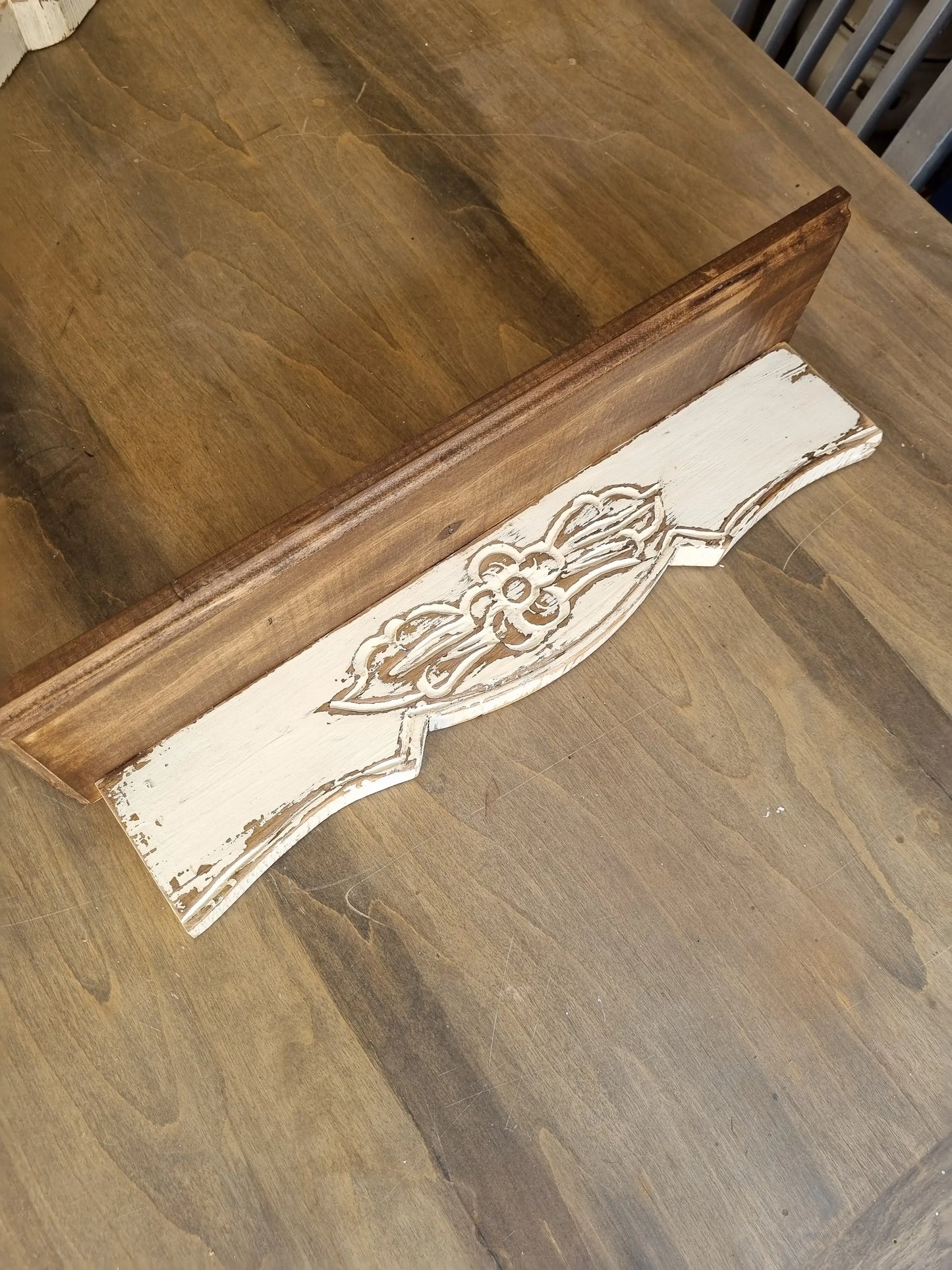 Repisa de madera tallada blanca