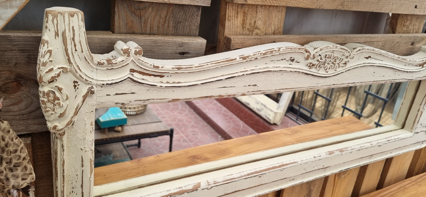 Espejo único con piecera de cama restaurada