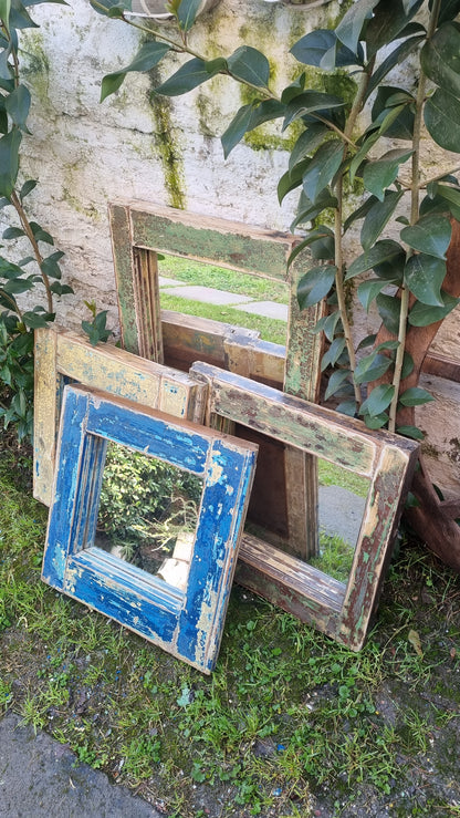 Espejos cuadrados de antiguas ventanas.