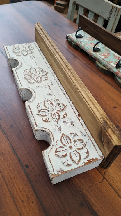 Repisa  de madera tallada