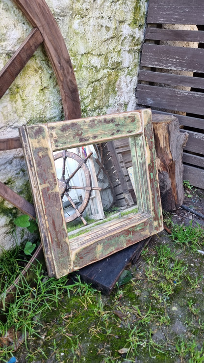 Espejos cuadrados de antiguas ventanas.