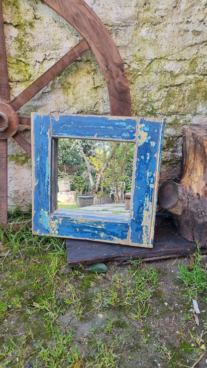 Espejos cuadrados de antiguas ventanas.