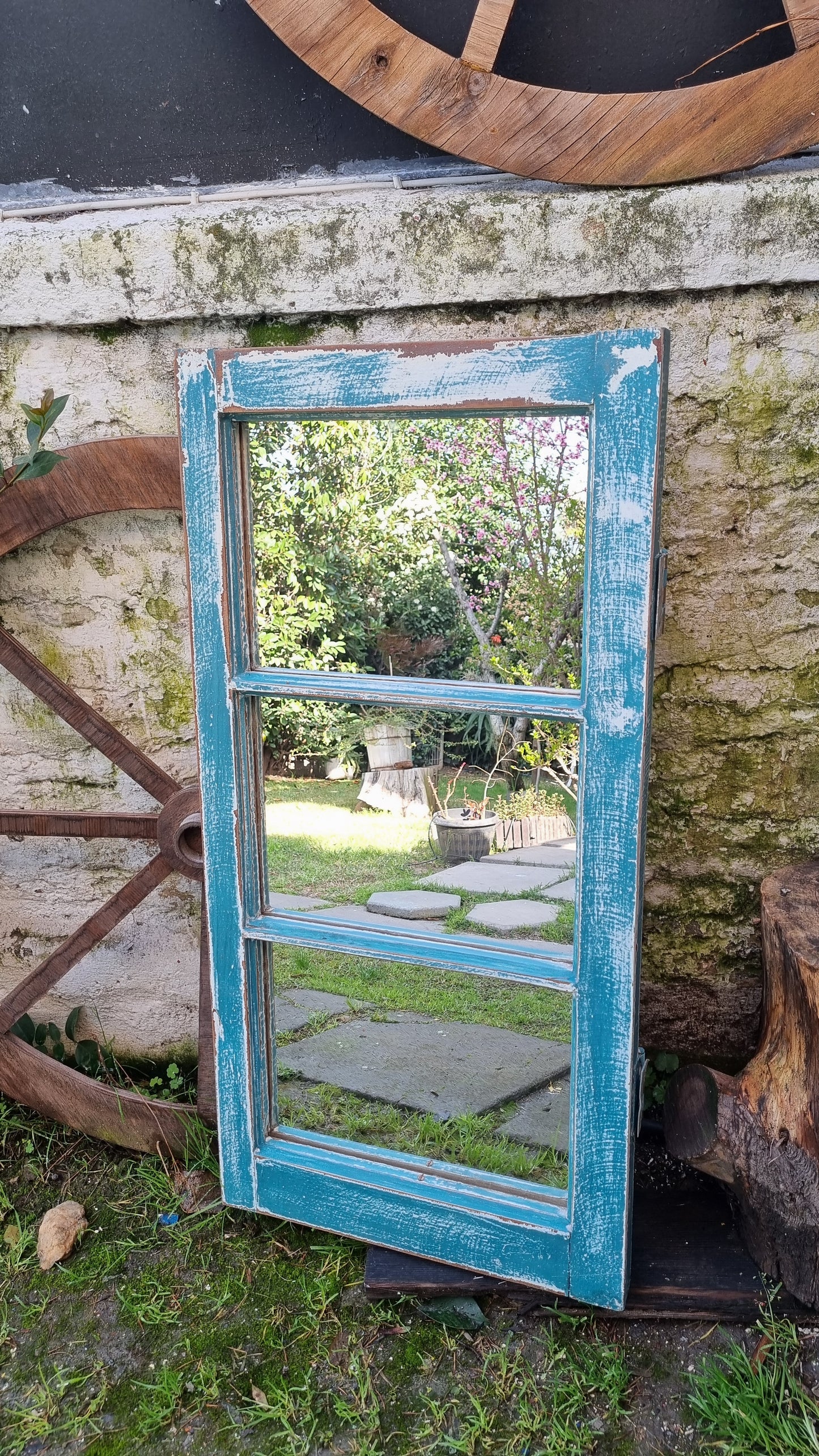 Espejos de ventanas celestes y blanco decapado.