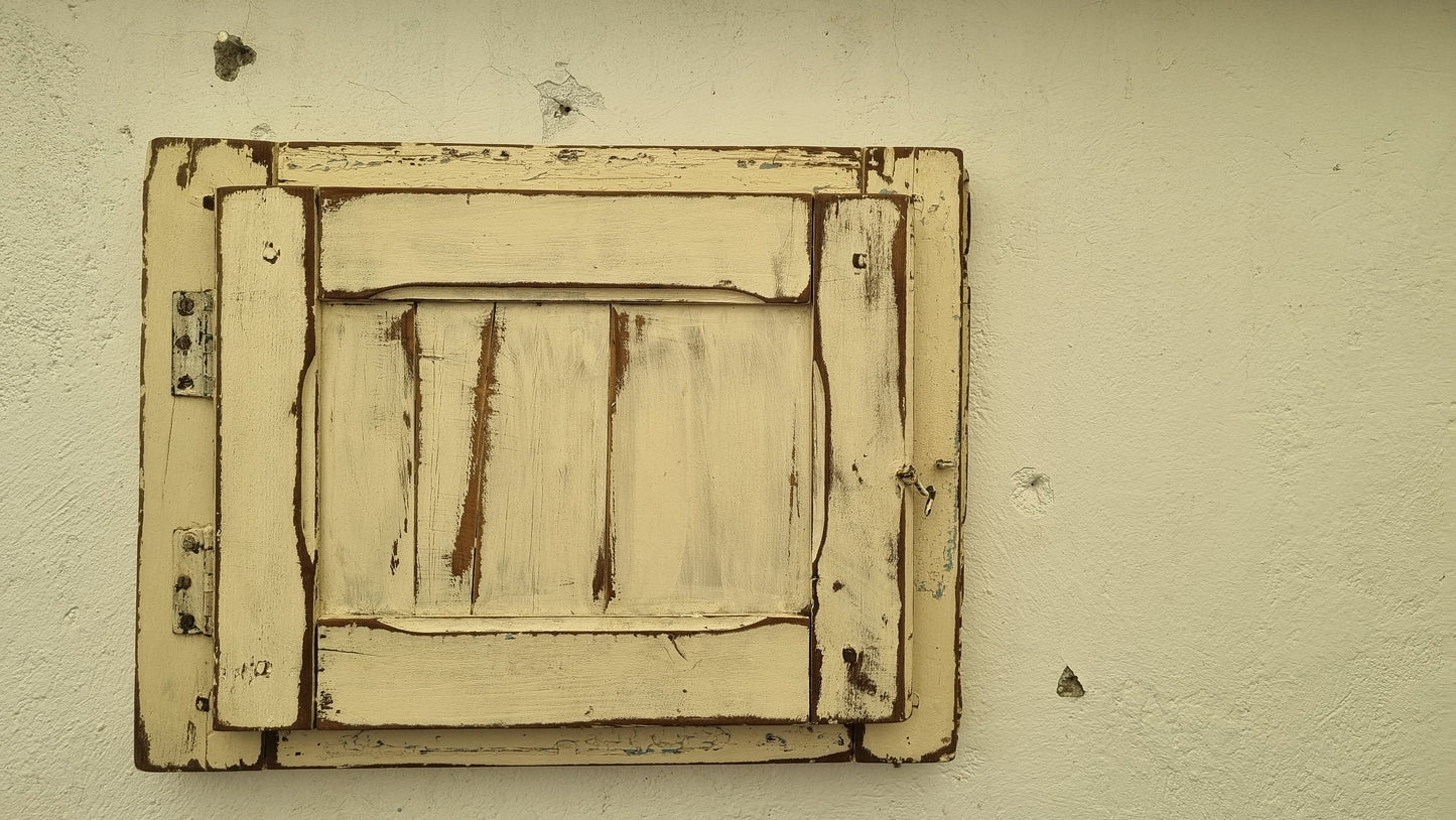 Perchero cubre automaticos hecho de postigo con puerta