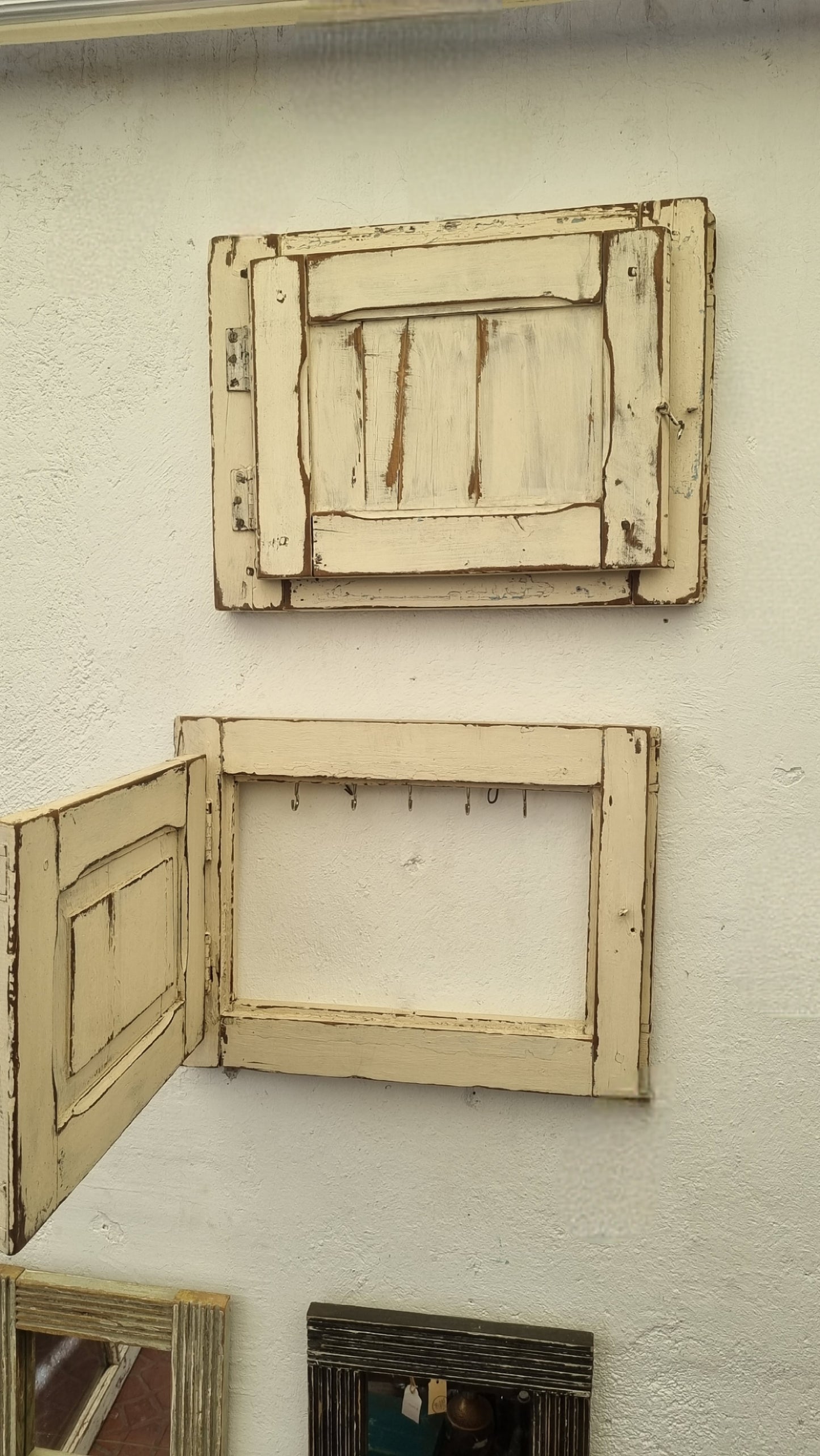 Perchero cubre automaticos hecho de postigo con puerta