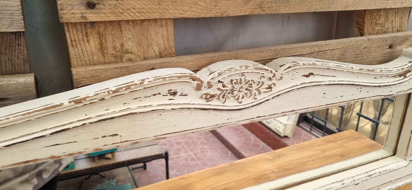 Espejo único con piecera de cama restaurada