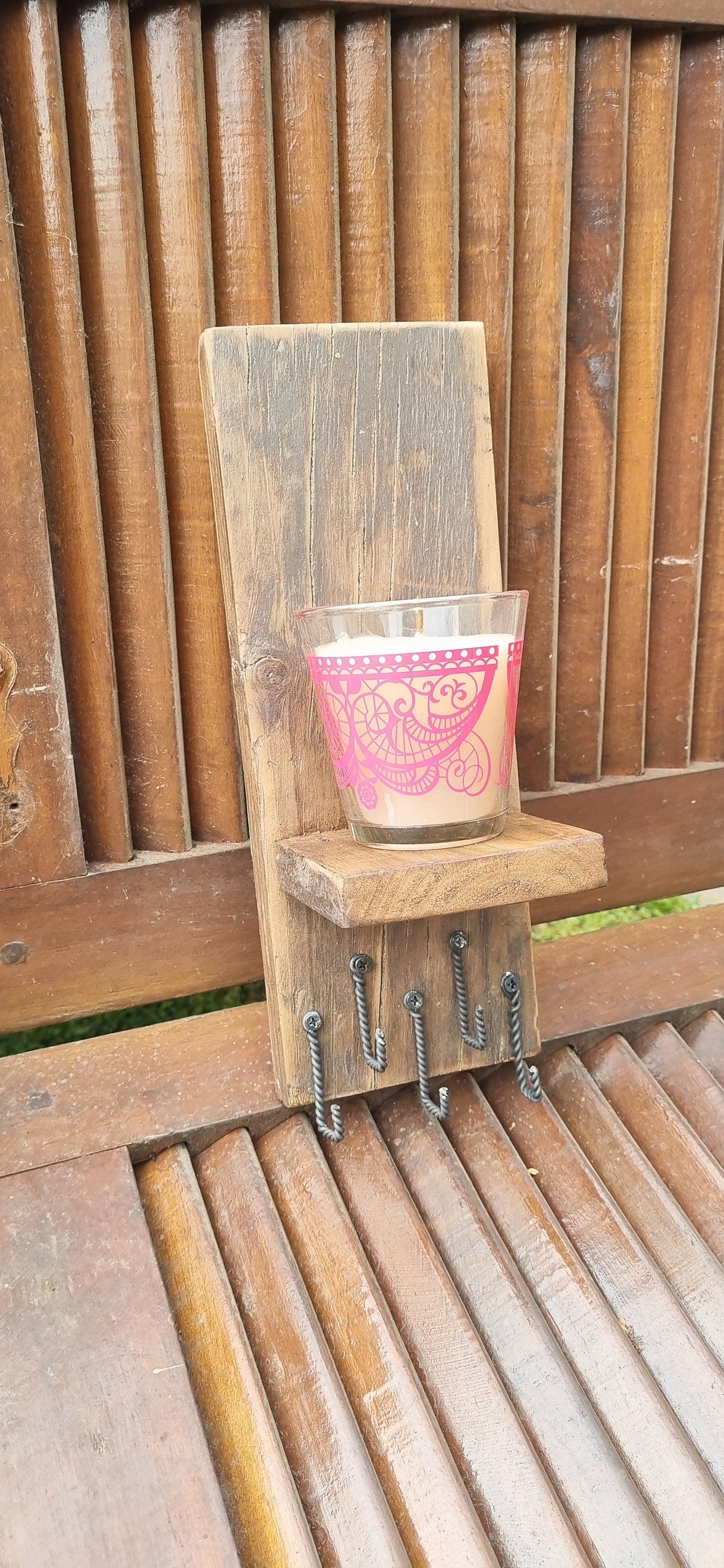Perchero de pared para llaves y accesorios con vela aromática