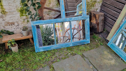 Espejos de ventanas celestes y blanco decapado.