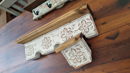 Repisa  de madera tallada