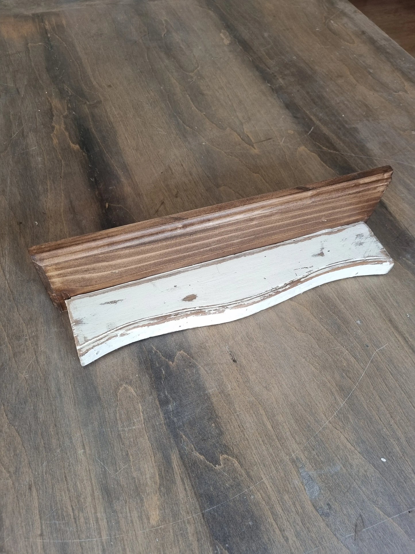 Repisa de madera tallada blanca