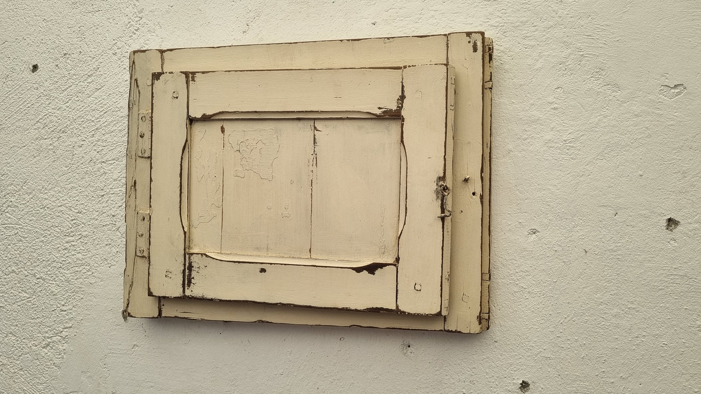 Perchero cubre automaticos hecho de postigo con puerta