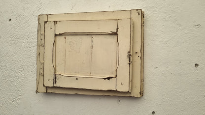 Perchero cubre automaticos hecho de postigo con puerta