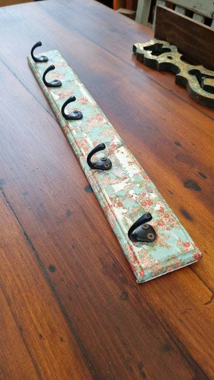Perchero con diseño de aves y flores con 5 perchas