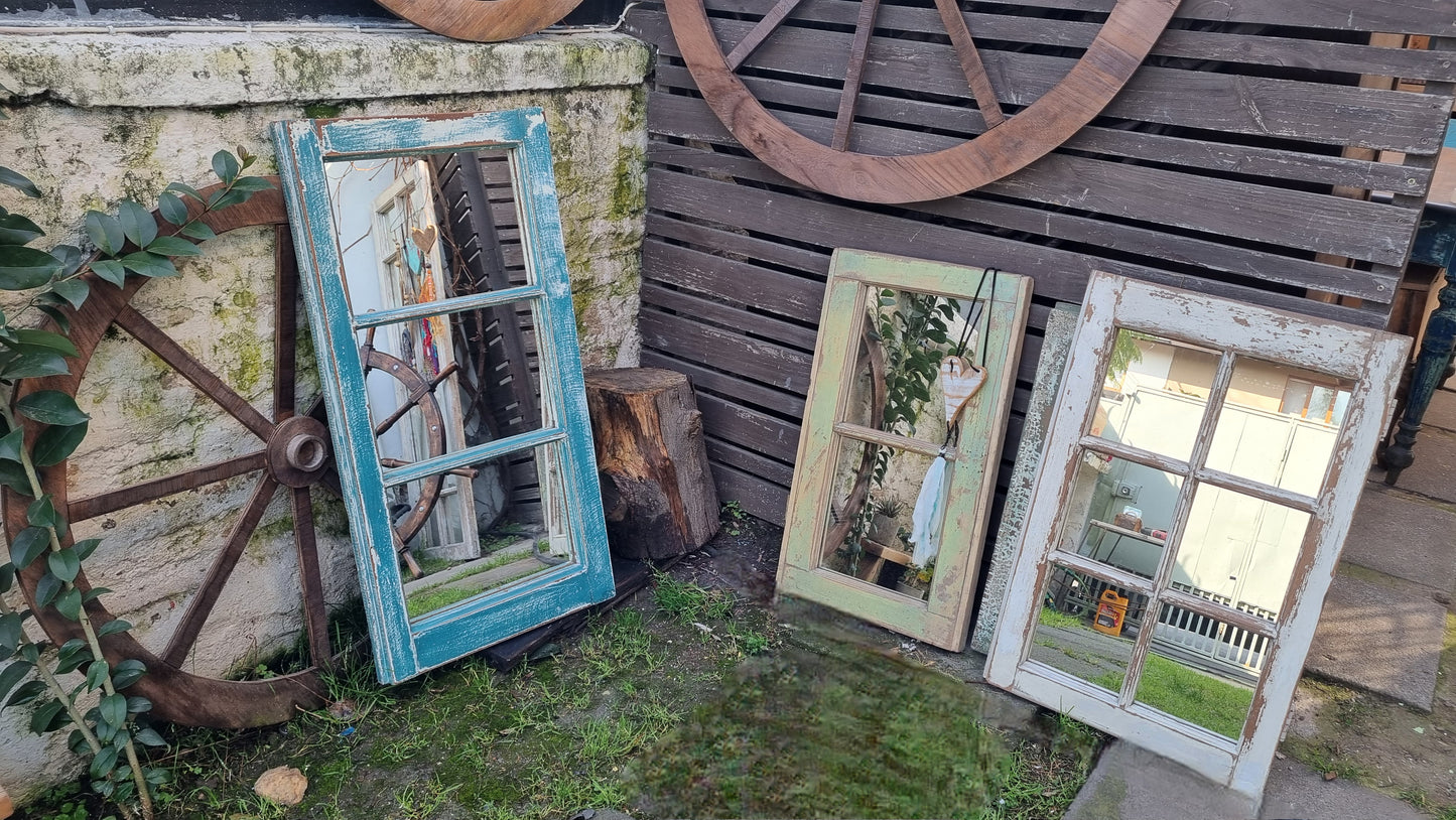 Espejos de ventanas celestes y blanco decapado.