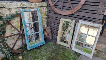 Espejos de ventanas celestes y blanco decapado.