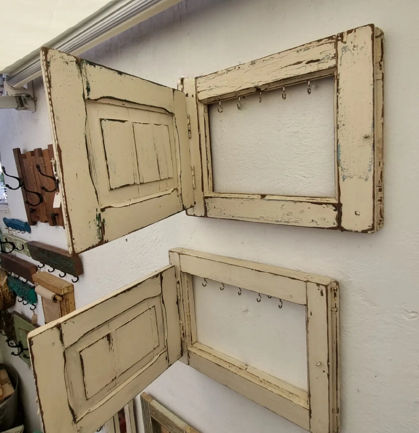 Perchero cubre automaticos hecho de postigo con puerta