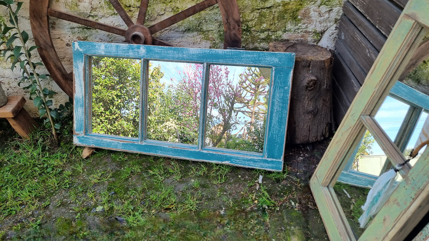 Espejos de ventanas celestes y blanco decapado.