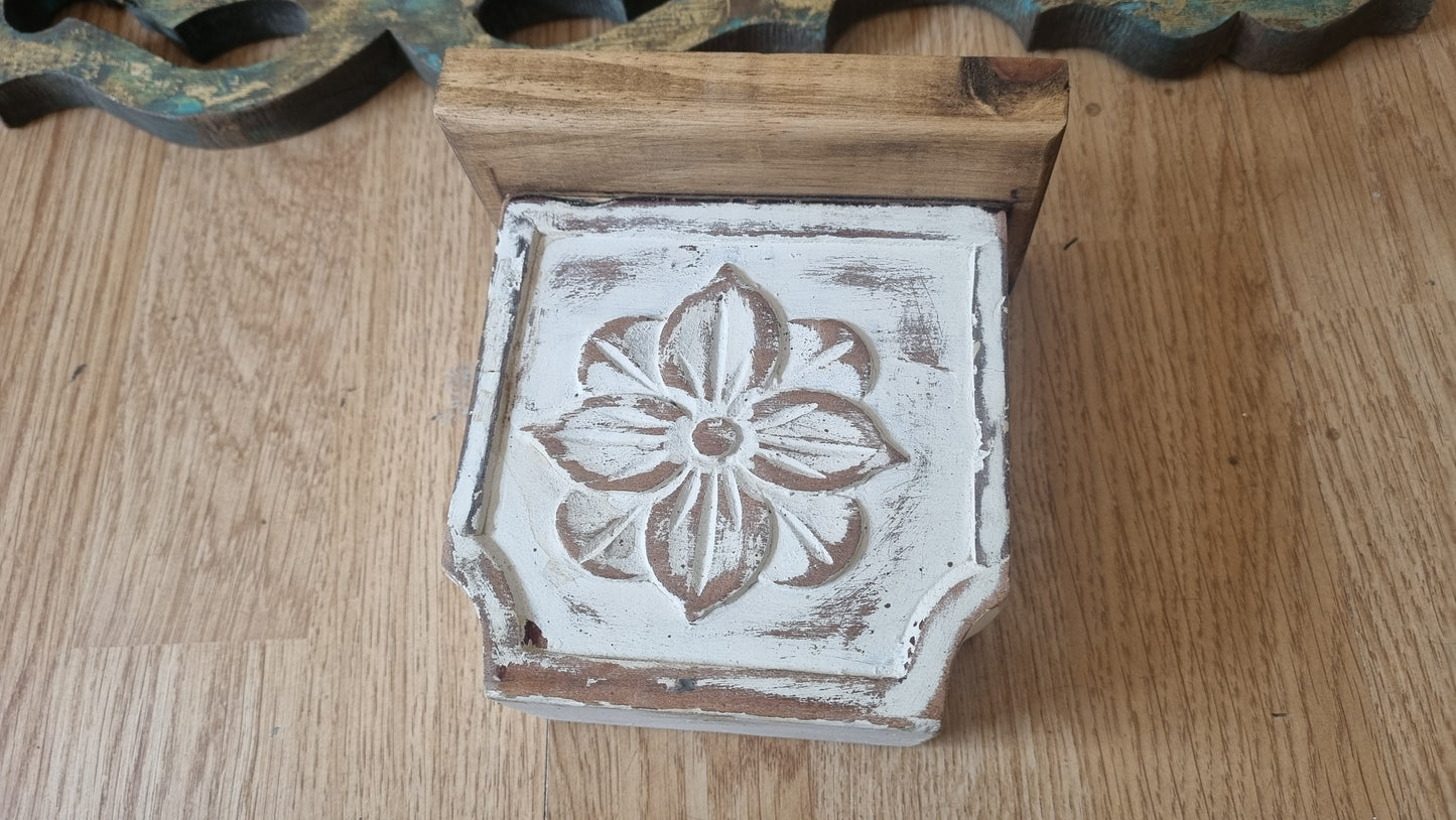 Repisa  de madera tallada