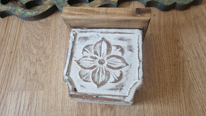 Repisa  de madera tallada