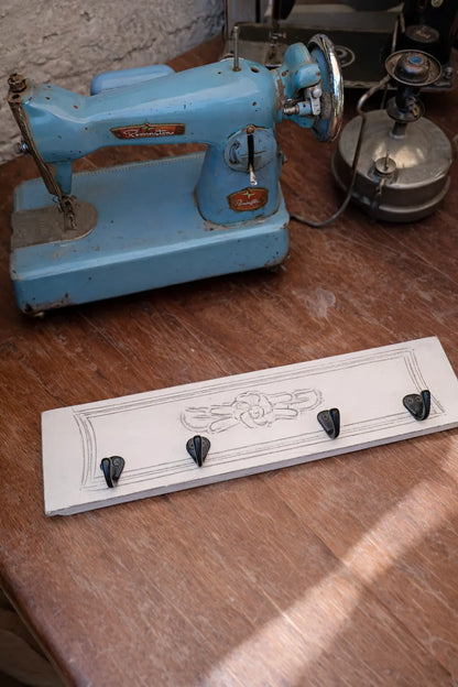 Perchero Vintage de Tapas de Cajón Rescatadas / Piezas únicas