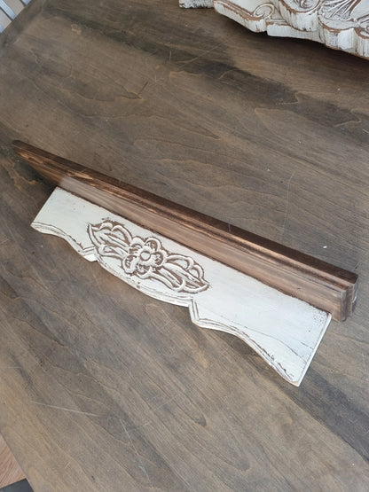 Repisa de madera tallada blanca
