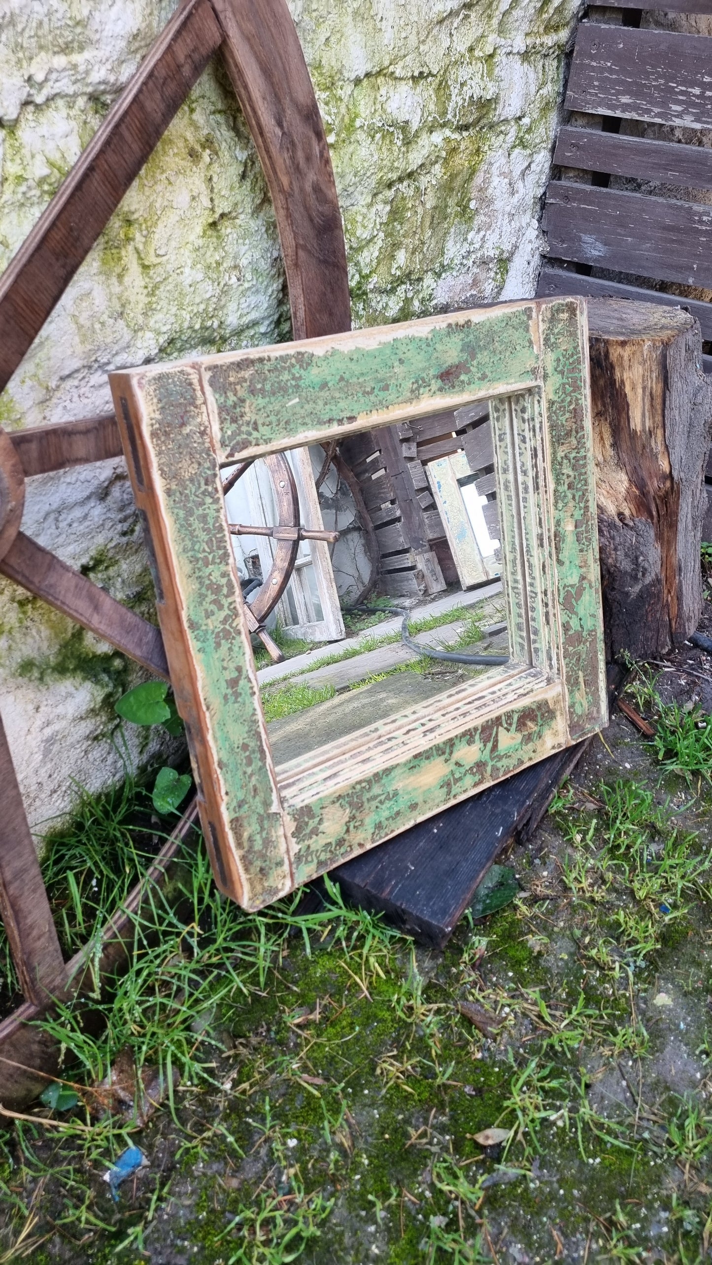 Espejos cuadrados de antiguas ventanas.