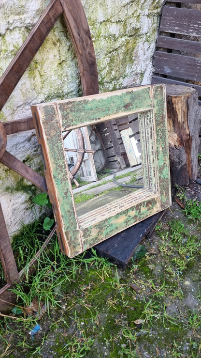 Espejos cuadrados de antiguas ventanas.