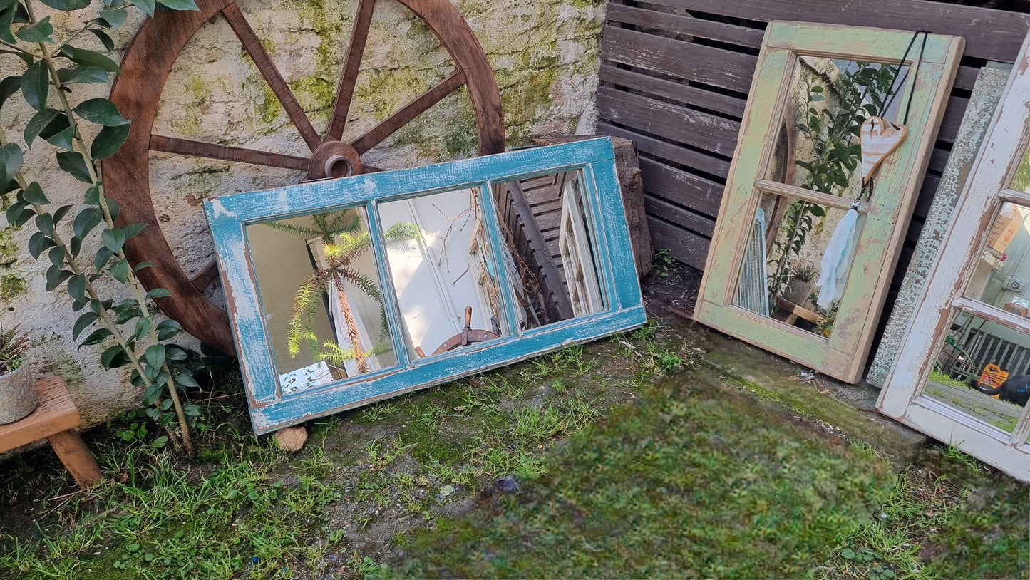 Espejos de ventanas celestes y blanco decapado.