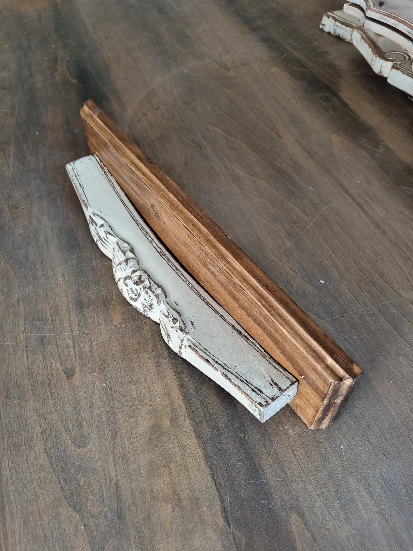 Repisa de madera tallada blanca