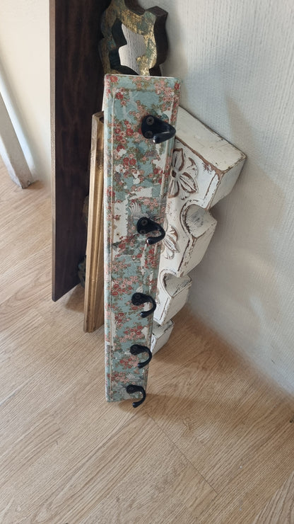 Perchero con diseño de aves y flores con 5 perchas
