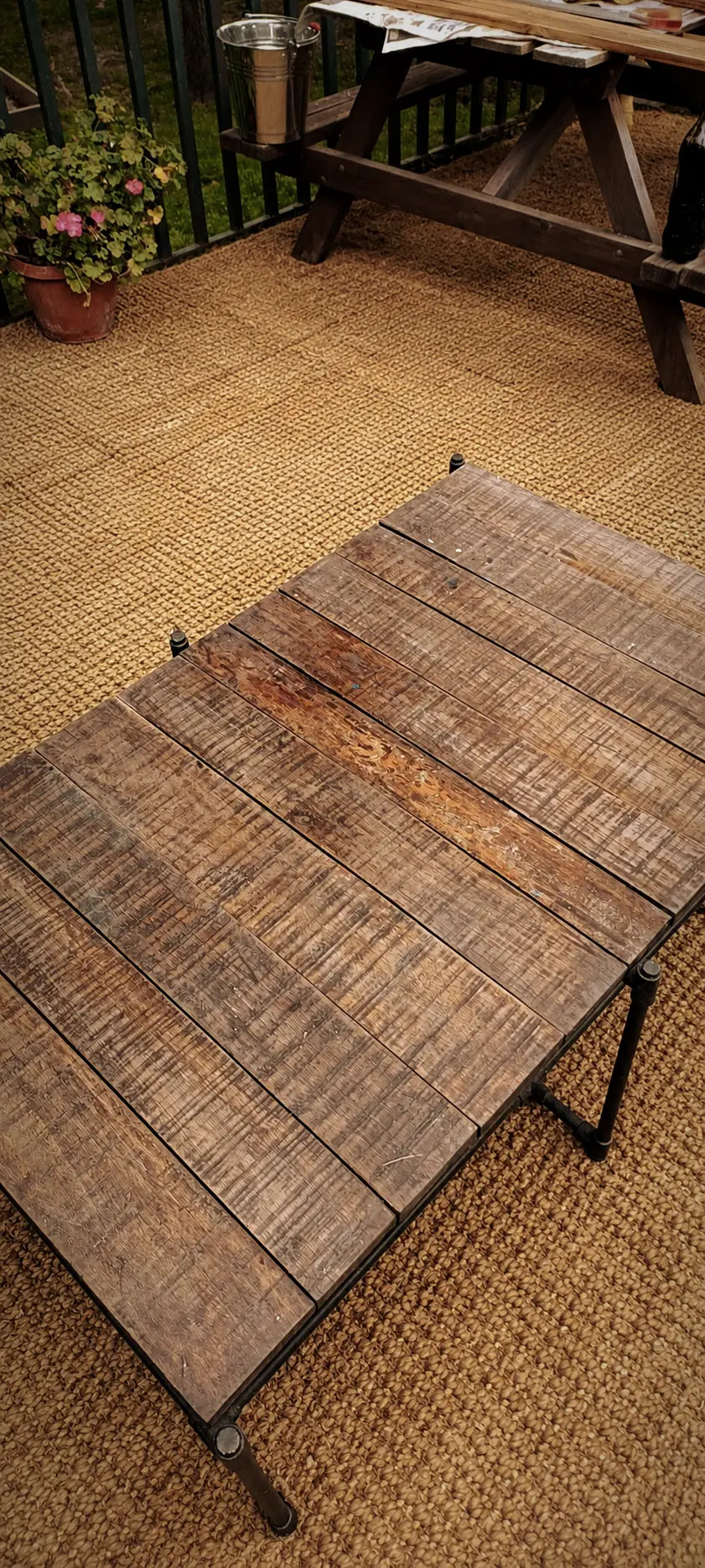 Mesa de Centro Industrial en Madera de demolición y Fierro | Pieza Única