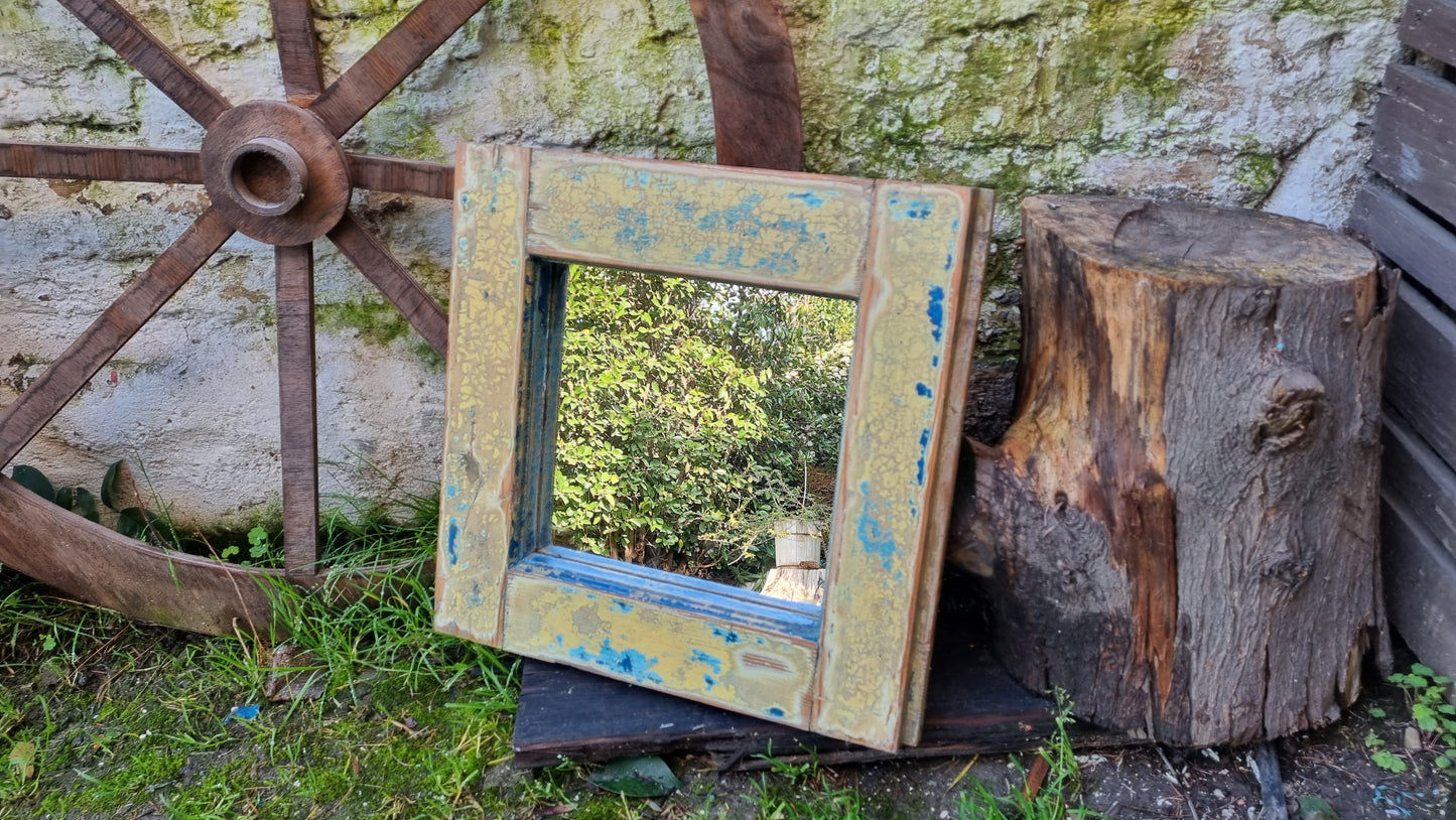 Espejos cuadrados de antiguas ventanas.