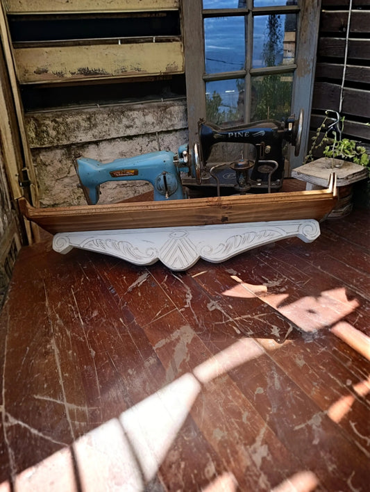 Repisa de madera tallada