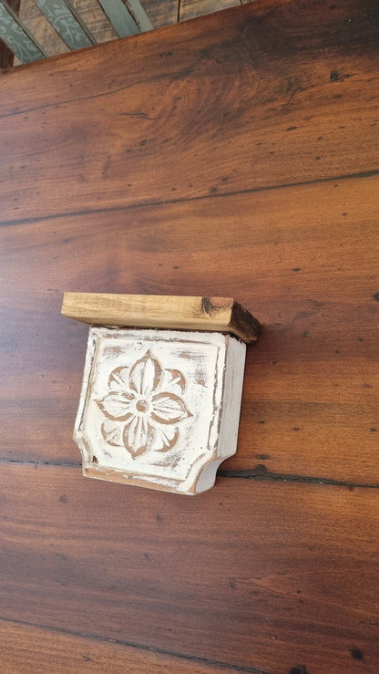 Repisa  de madera tallada