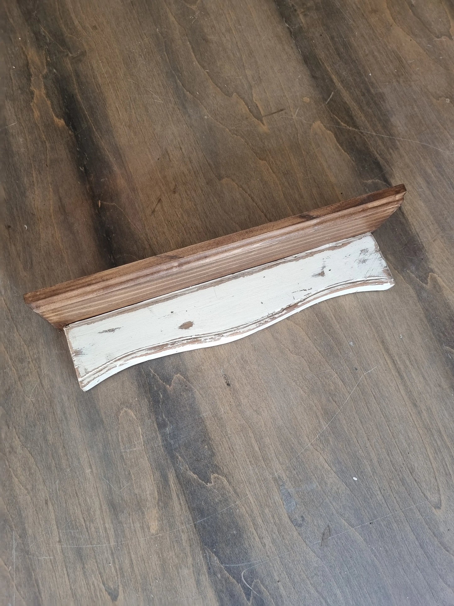 Repisa de madera tallada blanca